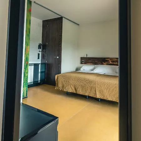 Y Estudios Dceres 아파트호텔