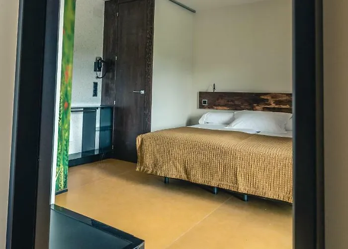 Y Estudios Dceres Apartmanhotel